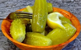 Resipi terbaik untuk timun jeruk rangup dengan lemon untuk musim sejuk