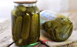 Hur man enkelt och enkelt förbereder pickles för vintern utan vinäger