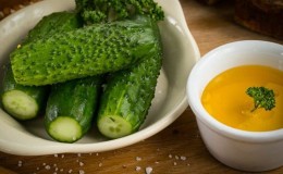 The benefits and harms of cucumbers with honey for the human body