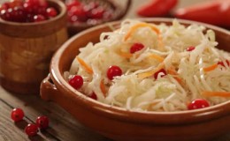 Bagaimana untuk menyediakan sauerkraut dengan lingonberry dengan betul