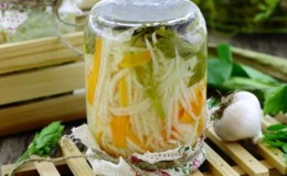 การเตรียม DIY แสนอร่อย: สูตรการเตรียมกะหล่ำปลี kohlrabi สำหรับฤดูหนาว