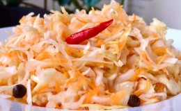 Bagaimana untuk menyediakan sauerkraut dengan madu untuk musim sejuk, lazat dan mudah