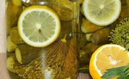 Resipi untuk timun yang disediakan lazat dengan lemon untuk musim sejuk dalam balang liter