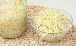 Apa yang perlu dilakukan jika sauerkraut menjadi berlendir dan mengapa ini berlaku