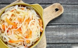 Teknologi memasak dan resipi terbaik untuk sauerkraut dengan gula