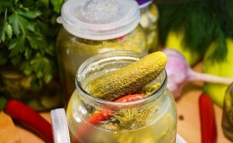 Hvorfor pickles bliver bløde i en krukke, og hvordan man forhindrer det