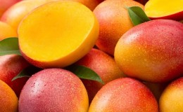 Hoe je de rijpheidsgraad van een mango kunt bepalen en het fruit thuis kunt laten rijpen