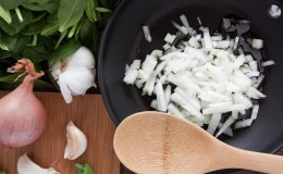 É possível comer cebola frita enquanto se perde peso e qual o seu teor calórico?