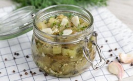 Auberginen wie Pilze für den Winter kochen: Rezepte, nach denen Gäste auf jeden Fall fragen werden