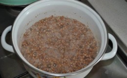 What kind of water should you add buckwheat to: boiling or cold?