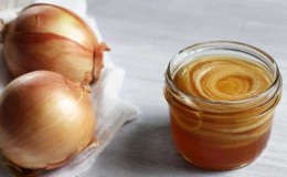 Bagaimana dengan betul menggunakan jus bawang dengan madu untuk membersihkan saluran darah, ulasan keberkesanan