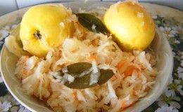 Resipi lazat untuk sauerkraut dengan epal untuk musim sejuk