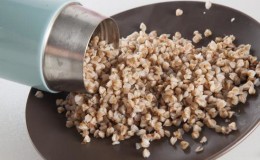 How many calories are in steamed buckwheat and what are its benefits and harms in steamed form?