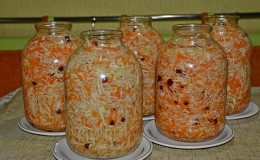 Resipi untuk sauerkraut yang lazat dalam balang 3 liter untuk musim sejuk dan cadangan untuk menyimpan makanan ringan