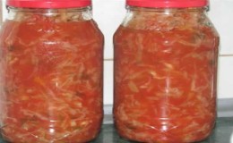 Resipi terbaik untuk menyediakan kubis dalam jus tomato untuk musim sejuk tanpa pensterilan