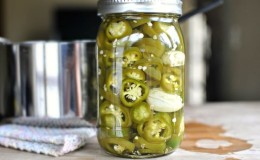 Eingelegte Jalapeno-Paprika – Rezepte für zu Hause: 3 Möglichkeiten, einen leckeren, feurigen Snack zuzubereiten