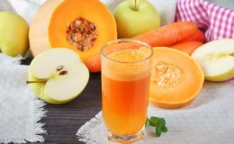 So bereiten Sie frisch gepressten Kürbissaft zu: Die besten Rezepte mit der Zugabe von Gemüse und Obst zur Behandlung