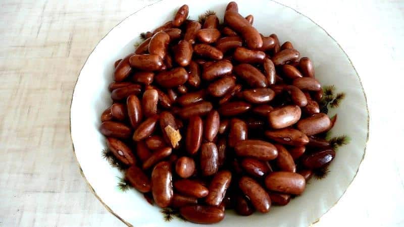 Pinipili namin ang mga beans ayon sa kulay: aling mga bean ang mas malusog, puti o pula, at kung paano sila naiiba sa bawat isa