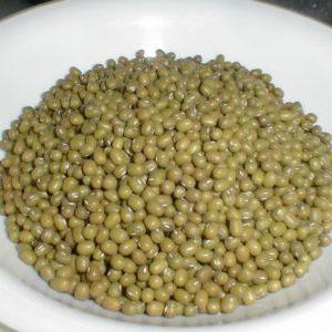 Isang tunay na paghahanap para sa mga pumapayat at mga hilaw na foodist: kung paano patubuin ang mung bean sa bahay at kung paano ito kainin ng tama