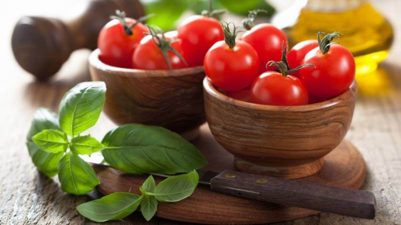 Waarom tomaten schadelijk en heilzaam zijn voor de mens