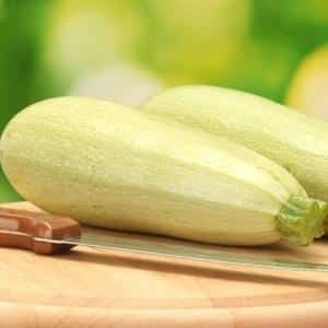 Cara memasak zucchini masin rangup yang lazat dalam beg: resipi cepat dalam 5 minit