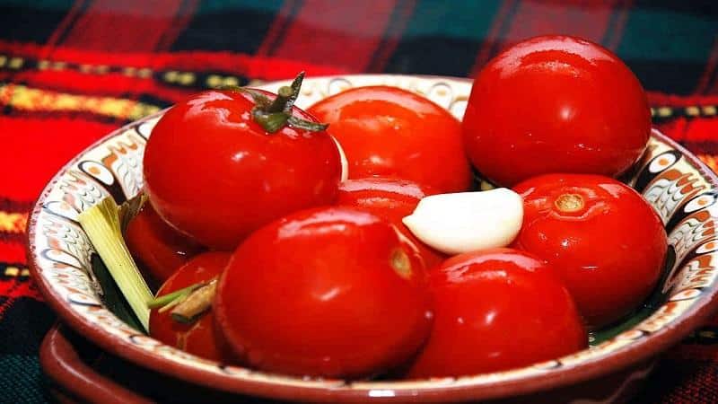 Die 15 leckersten Tomatenkonservenrezepte: Wie man Tomaten für den Winter in Gläsern einlegt