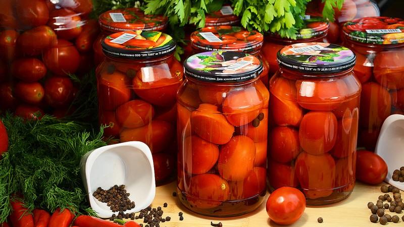 Top 15 lekkerste tomatenrecepten in blik: tomaten in potten inleggen voor de winter