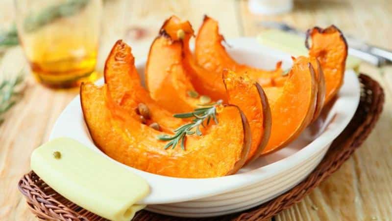 Cómo cocinar adecuadamente la calabaza al horno: los beneficios y daños del plato.