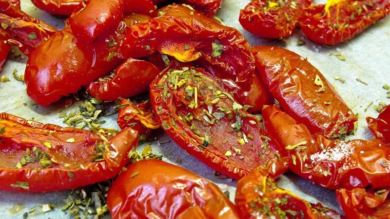 Cómo cocinar tomates secos en casa: diferentes métodos y las recetas más deliciosas