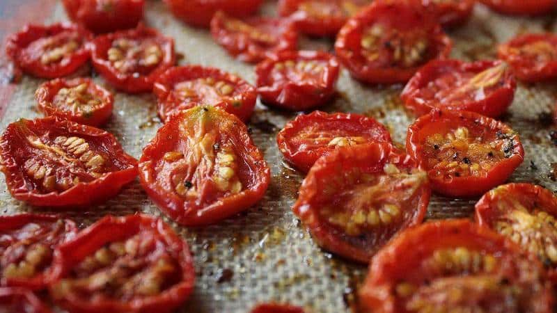 Comment cuisiner des tomates séchées au soleil à la maison : différentes méthodes et les recettes les plus délicieuses