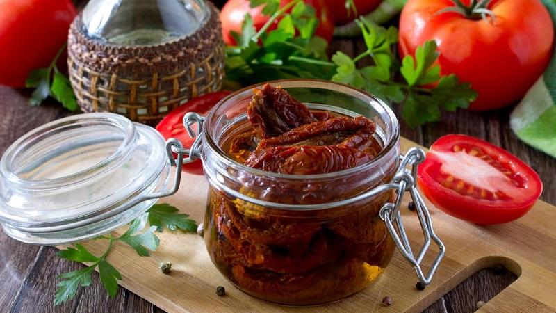 Как да приготвите сушени домати у дома: различни методи и най-вкусните рецепти