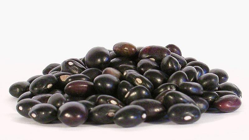 Paano gamitin ang black beans sa pagluluto, cosmetology at katutubong gamot: mga benepisyo at pinsala sa katawan