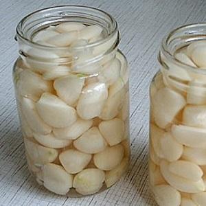 Paano mapangalagaan ang bawang para sa taglamig sa isang masarap at simpleng paraan?