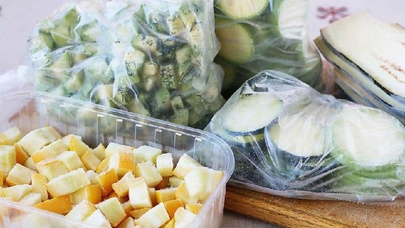 Mari kita kekalkan rasa dan faedah: bagaimana untuk membekukan zucchini segar untuk musim sejuk dan apa yang perlu dimasak daripada mereka kemudian