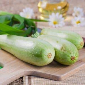 Ist es möglich, rohe Zucchini zu essen: Nutzen und Schaden für den Körper sowie Rezepte für Gerichte auf Basis von frischem Gemüse