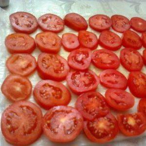 O sabor e os benefícios do tomate durante todo o ano: como congelar tomates para o inverno no congelador e o que cozinhar com eles