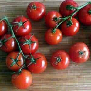 Semak kecil dengan serbuk tomato - hiasan katil taman: Tomato karamel dan petua untuk menanamnya