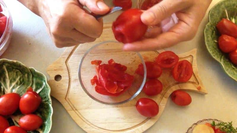 7 manieren om een ​​tomaat te pellen: tomaten eenvoudig en eenvoudig schillen met behulp van een geheim van huisvrouwen