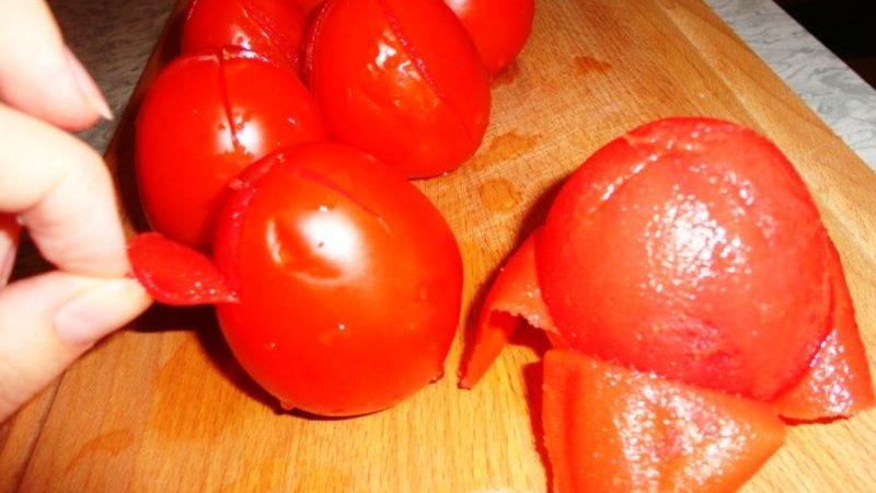 7 manieren om een ​​tomaat te pellen: tomaten eenvoudig en eenvoudig schillen met behulp van een geheim van huisvrouwen