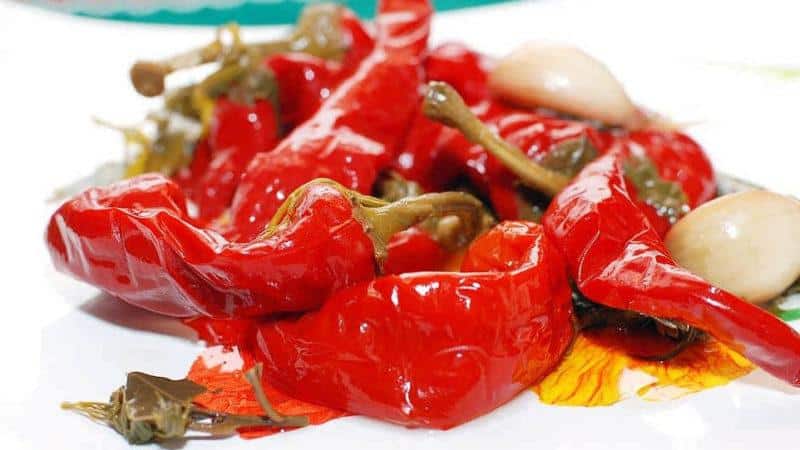 Cómo cocinar deliciosamente pimientos picantes en escabeche para el invierno: las mejores recetas de amas de casa experimentadas