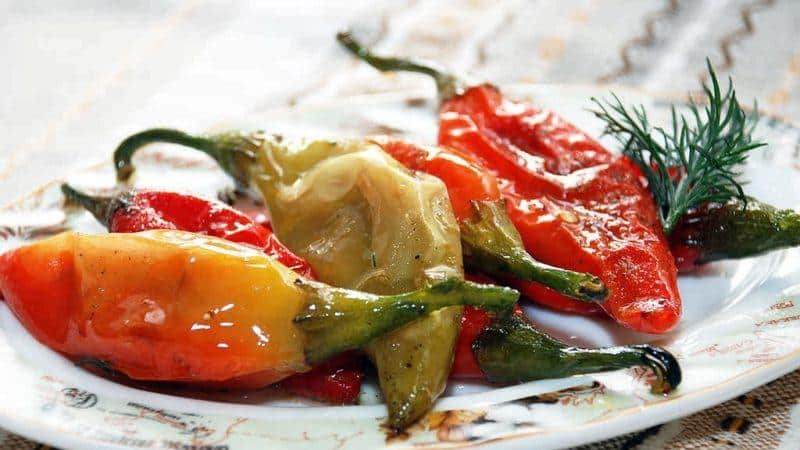 Cómo cocinar deliciosamente pimientos picantes en escabeche para el invierno: las mejores recetas de amas de casa experimentadas