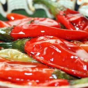 Cómo cocinar deliciosamente pimientos picantes en escabeche para el invierno: las mejores recetas de amas de casa experimentadas