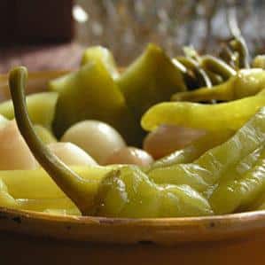 Cómo cocinar deliciosamente pimientos picantes en escabeche para el invierno: las mejores recetas de amas de casa experimentadas