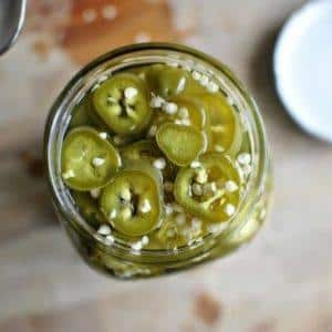 Cómo cocinar deliciosamente pimientos picantes en escabeche para el invierno: las mejores recetas de amas de casa experimentadas