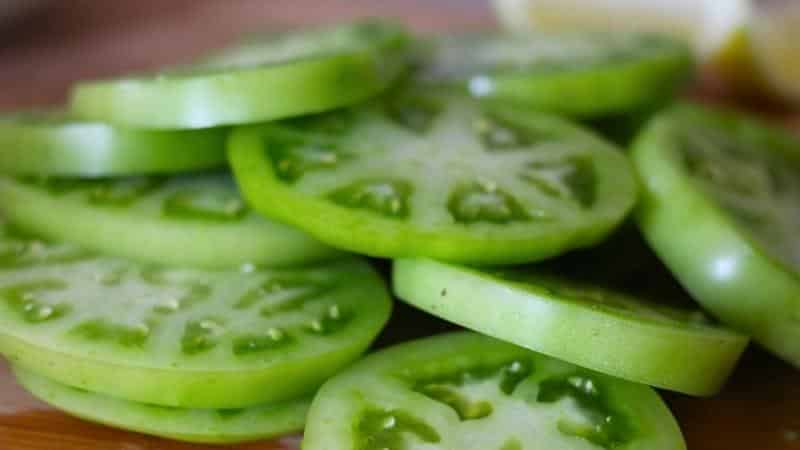 Is het mogelijk om groene tomaten te eten: voordelen en nadelen voor het menselijk lichaam in verse en gezouten vorm