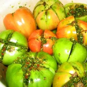 Is het mogelijk om groene tomaten te eten: voordelen en nadelen voor het menselijk lichaam in verse en gezouten vorm