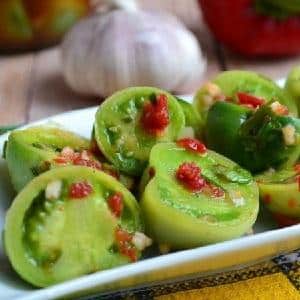 Is het mogelijk om groene tomaten te eten: voordelen en nadelen voor het menselijk lichaam in verse en gezouten vorm