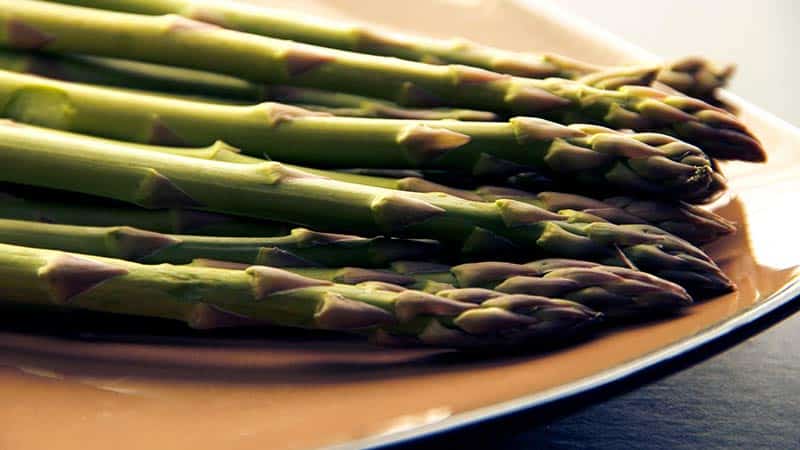 Cosa fanno bene gli asparagi per dimagrire e come mangiarli correttamente quando si combatte il sovrappeso