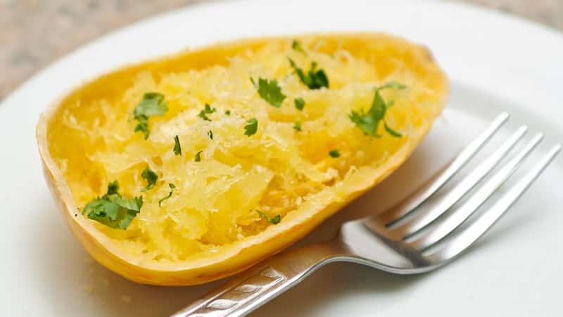 Ano ang mabuti tungkol sa Spaghetti squash at kung bakit hindi ka iiwan ng iba't ibang ito na walang malasakit