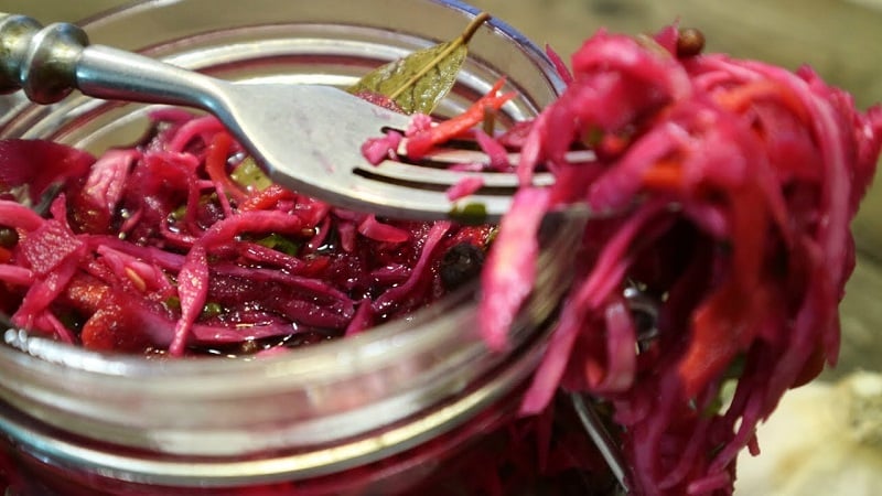 Paano mabilis at masarap ang pag-pickle ng mga beet: isang express recipe para sa mga bisita at mga paraan upang mapanatili ang mga gulay para sa taglamig